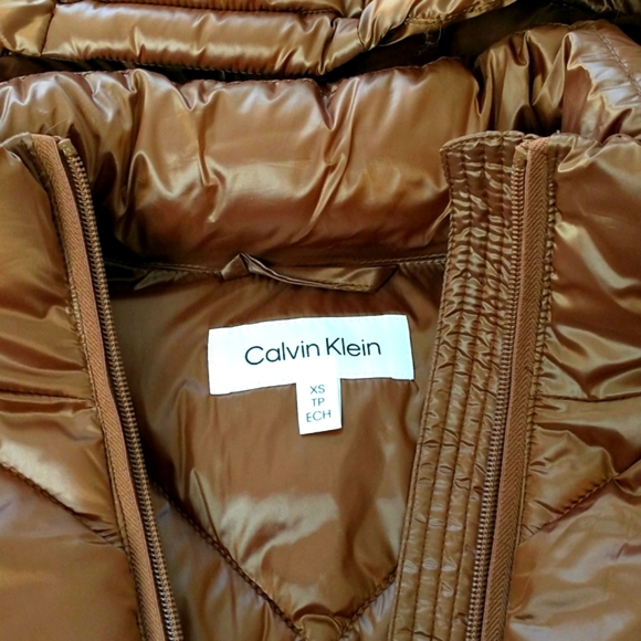 A cozy puffer coat with a shine finish. Calvin Klein. 7 F warmth factor size XS - Picture 6 of 12